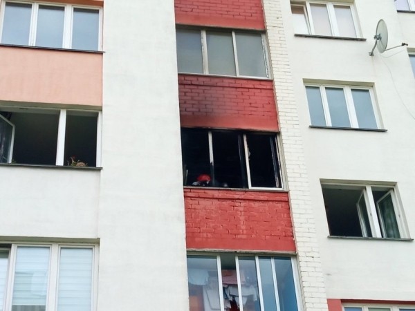 В Беларуси курильщик окурком поджег балкон соседу В Беларуси курильщик окурком поджег балкон соседу