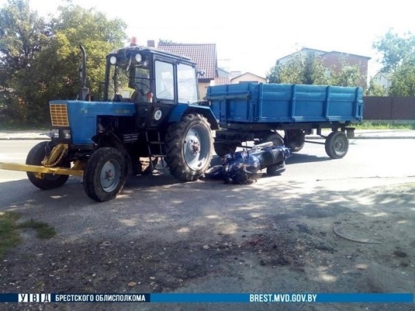 В Бресте мотоциклист врезался в трактор