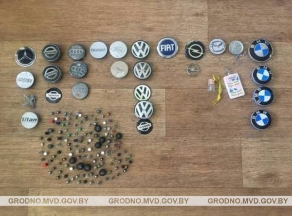 В Беларуси дети украли колпачки с ниппелей автомобилей. Кто будет отвечать? В Беларуси дети украли колпачки с ниппелей автомобилей. Кто будет отвечать?