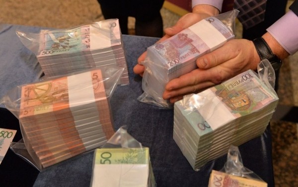 В Беларуси мошенница убедила 40 человек отдать ей 400 тысяч рублей В Беларуси мошенница убедила 40 человек отдать ей 400 тысяч рублей