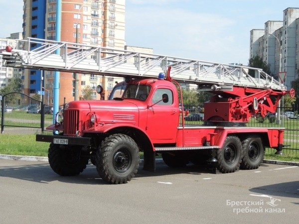 В Бресте на парковке Гребного канала собирается пожарная техника
             
                В Бресте на парковке Гребного канала собирается пожарная техника