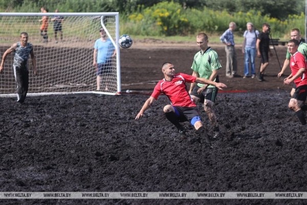 Смотрите, как в Беларуси играют в болотный футбол Смотрите, как в Беларуси играют в болотный футбол