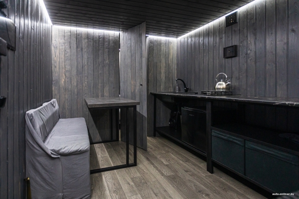 Решил квартирный вопрос. Белорус вложил $9000 в старый грузовик и теперь живет в престижном районе Решил квартирный вопрос. Белорус вложил $9000 в старый грузовик и теперь живет в престижном районе