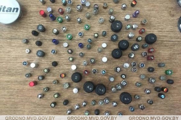 В Беларуси дети украли колпачки с ниппелей автомобилей. Кто будет отвечать? В Беларуси дети украли колпачки с ниппелей автомобилей. Кто будет отвечать?