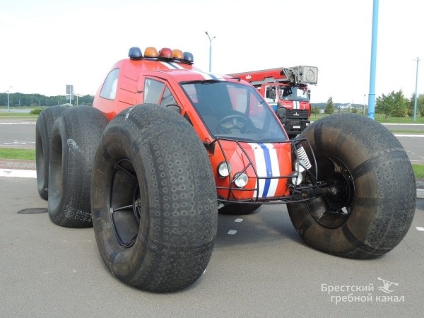 В Бресте на парковке Гребного канала собирается пожарная техника
             
                В Бресте на парковке Гребного канала собирается пожарная техника