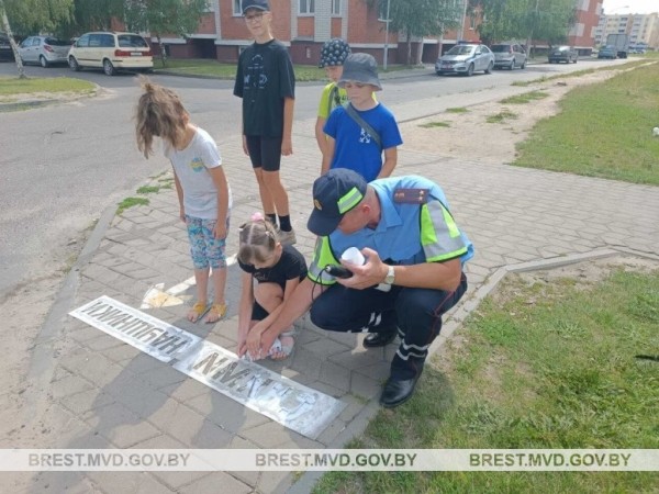 В Кобрине на асфальте появились надписи В Кобрине на асфальте появились надписи
