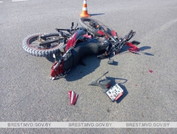В Брестской области мотоцикл и трактор не поделили дорогу В Брестской области мотоцикл и трактор не поделили дорогу