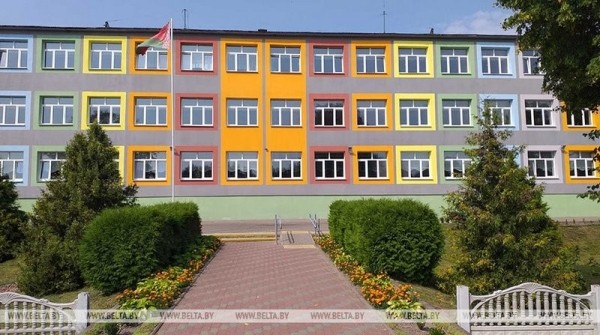 Мини-футбольное поле с искусственным покрытием обустроили в Антопольской СШ Мини-футбольное поле с искусственным покрытием обустроили в Антопольской СШ