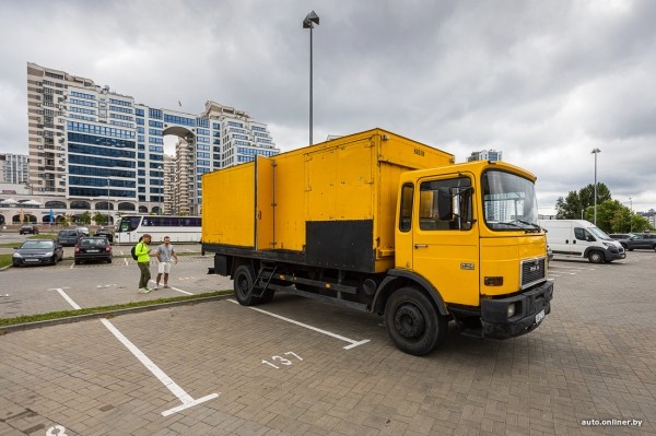 Решил квартирный вопрос. Белорус вложил $9000 в старый грузовик и теперь живет в престижном районе Решил квартирный вопрос. Белорус вложил $9000 в старый грузовик и теперь живет в престижном районе