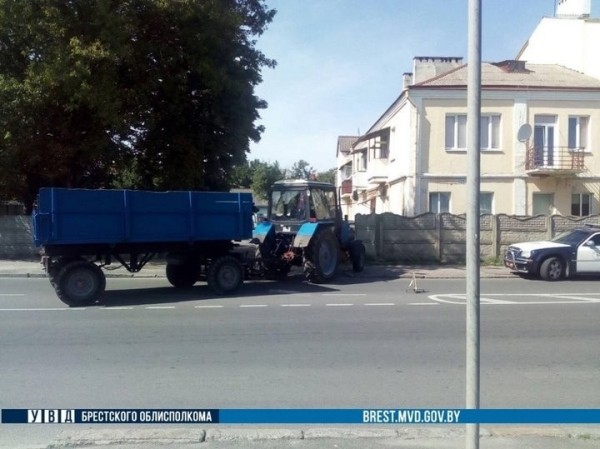 В Бресте мотоциклист врезался в трактор