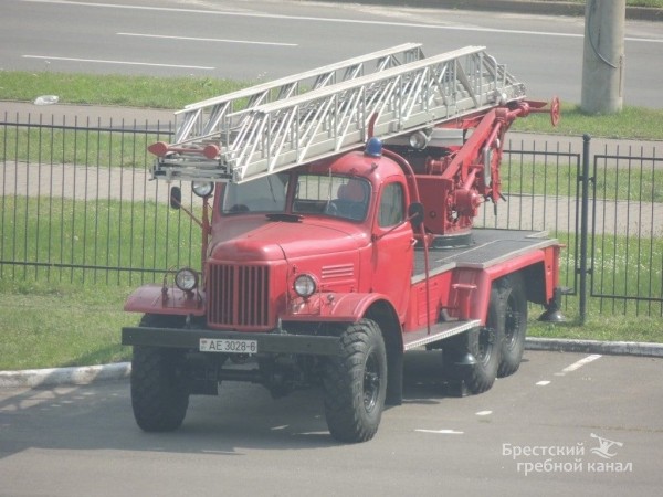 В Бресте на парковке Гребного канала собирается пожарная техника
             
                В Бресте на парковке Гребного канала собирается пожарная техника