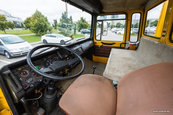 Решил квартирный вопрос. Белорус вложил $9000 в старый грузовик и теперь живет в престижном районе Решил квартирный вопрос. Белорус вложил $9000 в старый грузовик и теперь живет в престижном районе