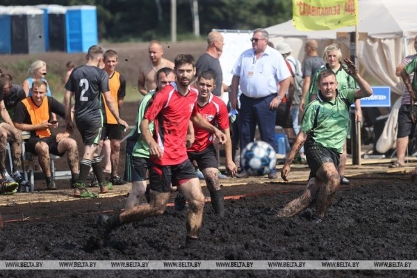 Смотрите, как в Беларуси играют в болотный футбол Смотрите, как в Беларуси играют в болотный футбол