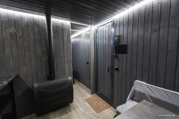 Решил квартирный вопрос. Белорус вложил $9000 в старый грузовик и теперь живет в престижном районе Решил квартирный вопрос. Белорус вложил $9000 в старый грузовик и теперь живет в престижном районе