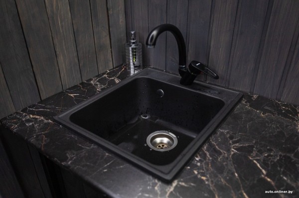 Решил квартирный вопрос. Белорус вложил $9000 в старый грузовик и теперь живет в престижном районе Решил квартирный вопрос. Белорус вложил $9000 в старый грузовик и теперь живет в престижном районе