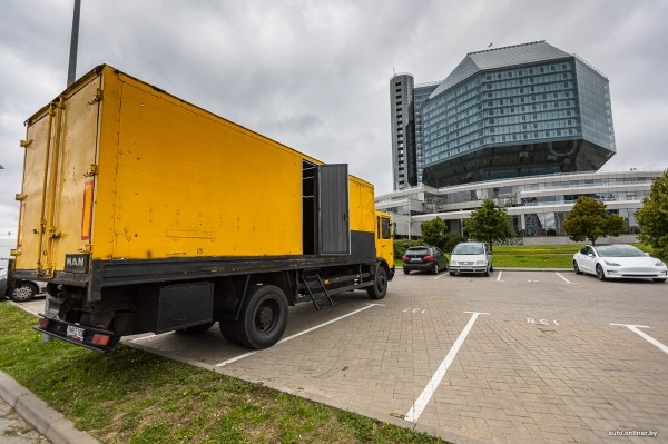 Решил квартирный вопрос. Белорус вложил $9000 в старый грузовик и теперь живет в престижном районе Решил квартирный вопрос. Белорус вложил $9000 в старый грузовик и теперь живет в престижном районе