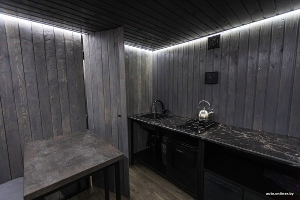 Решил квартирный вопрос. Белорус вложил $9000 в старый грузовик и теперь живет в престижном районе Решил квартирный вопрос. Белорус вложил $9000 в старый грузовик и теперь живет в престижном районе