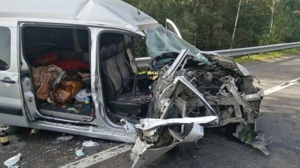 Минивэн столкнулся с трактором в Кобринском районе