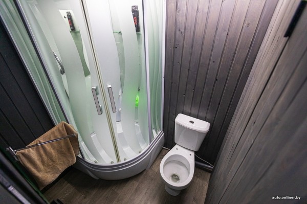 Решил квартирный вопрос. Белорус вложил $9000 в старый грузовик и теперь живет в престижном районе Решил квартирный вопрос. Белорус вложил $9000 в старый грузовик и теперь живет в престижном районе