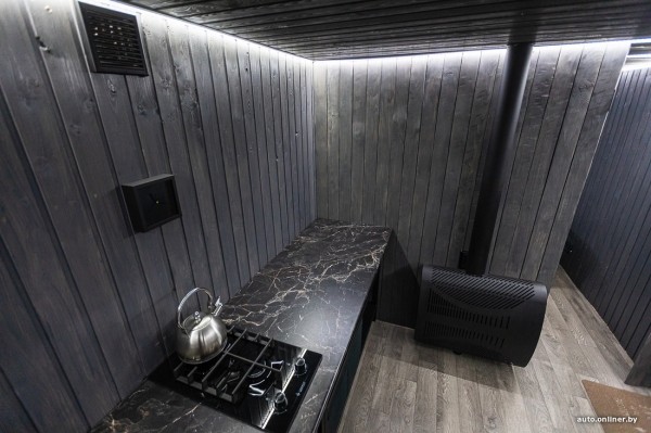 Решил квартирный вопрос. Белорус вложил $9000 в старый грузовик и теперь живет в престижном районе Решил квартирный вопрос. Белорус вложил $9000 в старый грузовик и теперь живет в престижном районе