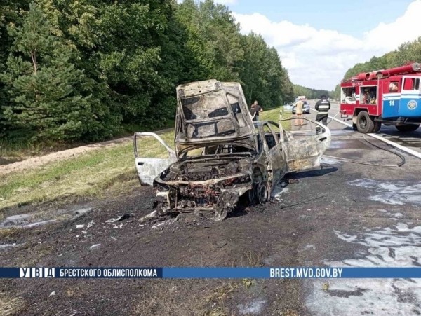 В Брестской области на ходу загорелся автомобиль В Брестской области на ходу загорелся автомобиль