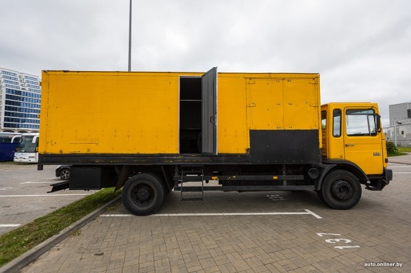 Решил квартирный вопрос. Белорус вложил $9000 в старый грузовик и теперь живет в престижном районе Решил квартирный вопрос. Белорус вложил $9000 в старый грузовик и теперь живет в престижном районе