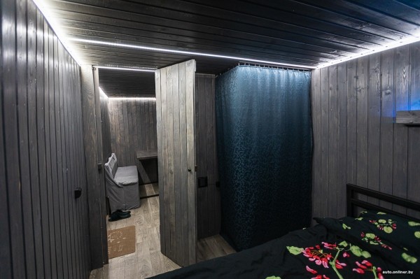 Решил квартирный вопрос. Белорус вложил $9000 в старый грузовик и теперь живет в престижном районе Решил квартирный вопрос. Белорус вложил $9000 в старый грузовик и теперь живет в престижном районе