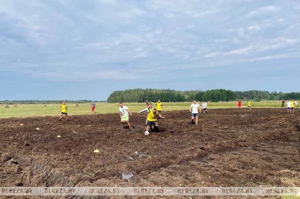 Футбол на болоте в Брестской области. Фоторепортаж Футбол на болоте в Брестской области. Фоторепортаж