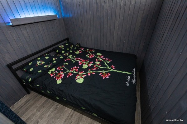 Решил квартирный вопрос. Белорус вложил $9000 в старый грузовик и теперь живет в престижном районе Решил квартирный вопрос. Белорус вложил $9000 в старый грузовик и теперь живет в престижном районе