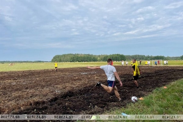 Футбол на болоте в Брестской области. Фоторепортаж Футбол на болоте в Брестской области. Фоторепортаж