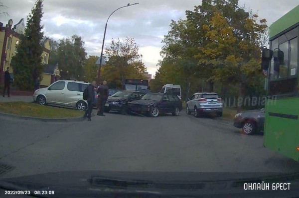 «БМВ» и «Фольксваген» столкнулись на Молодогвардейской в Бресте. Есть видео момента ДТП «БМВ» и «Фольксваген» столкнулись на Молодогвардейской в Бресте. Есть видео момента ДТП