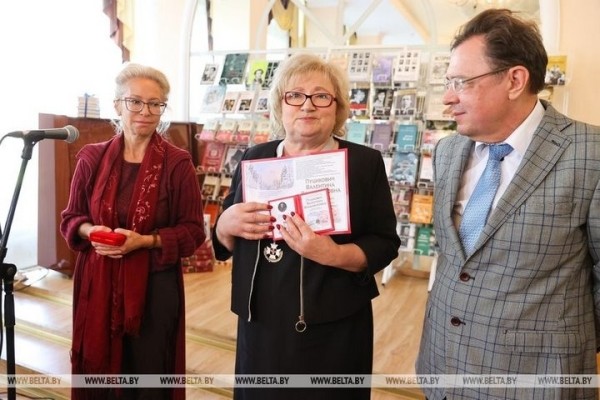Жительницу Ивановского района в Бресте наградили орденом «Звезда Достоевского» Жительницу Ивановского района в Бресте наградили орденом «Звезда Достоевского»