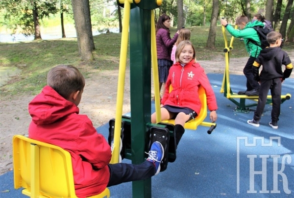 В Каменце открыли площадку с уличными тренажерами В Каменце открыли площадку с уличными тренажерами