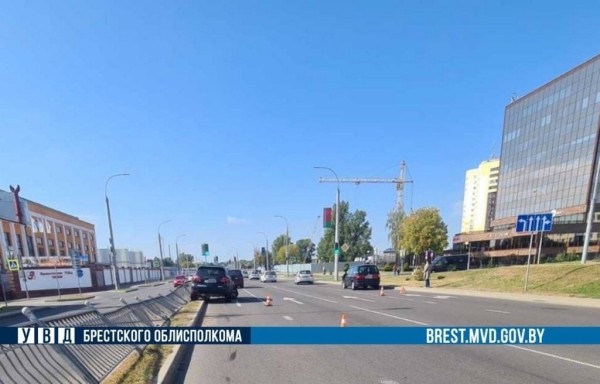 Повреждено 11 пролетов заборного ограждения. Подробности ДТП в Бресте с участием Porsche