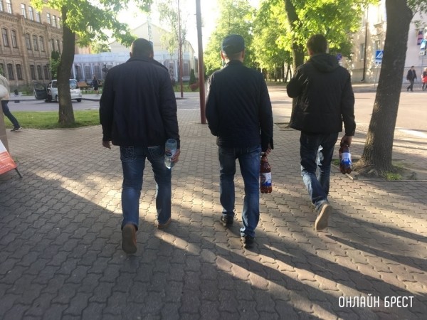 Сотни человек в Лунинецком районе оштрафованы за пьянку Сотни человек в Лунинецком районе оштрафованы за пьянку