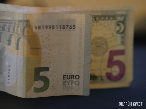 Доллар и евро взялись за ручки и падают еще ниже. Курсы валют