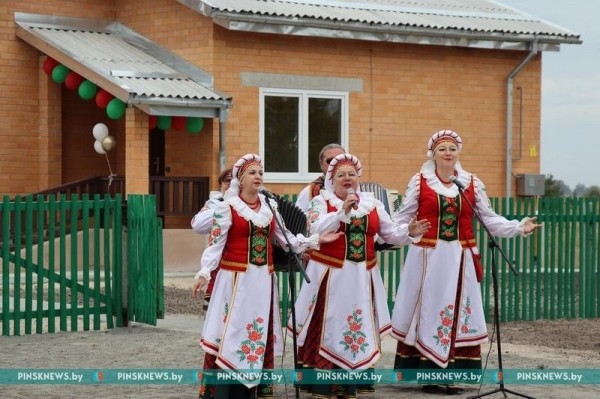 В Брестской области в агрогородке Лопатино новоселам вручили ключи от новых домов В Брестской области в агрогородке Лопатино новоселам вручили ключи от новых домов