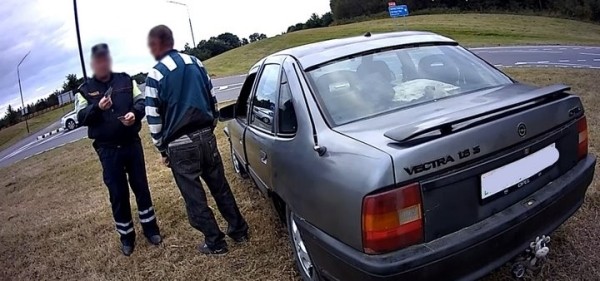 Мужчина пил 4 дня подряд, а потом поехал за добавкой и попал в ДТП. Что показал алкотестер? Мужчина пил 4 дня подряд, а потом поехал за добавкой и попал в ДТП. Что показал алкотестер?