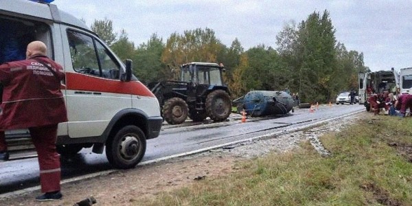 В Беларуси автомобиль врезался в трактор, съехал в кювет и опрокинулся. Четверо пострадавших В Беларуси автомобиль врезался в трактор, съехал в кювет и опрокинулся. Четверо пострадавших