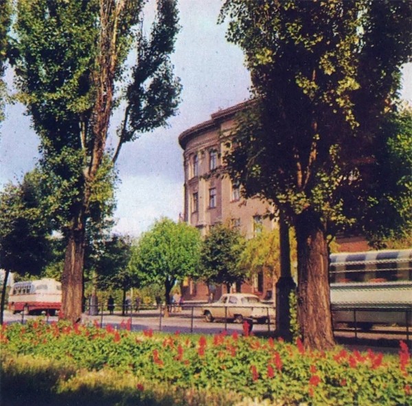 Вид на гостиницу «Буг» с улицы Ленина. Брест, 1966-68 гг.
Вид на гостиницу «Буг» с улицы Ленина. Брест, 1966-68 гг.