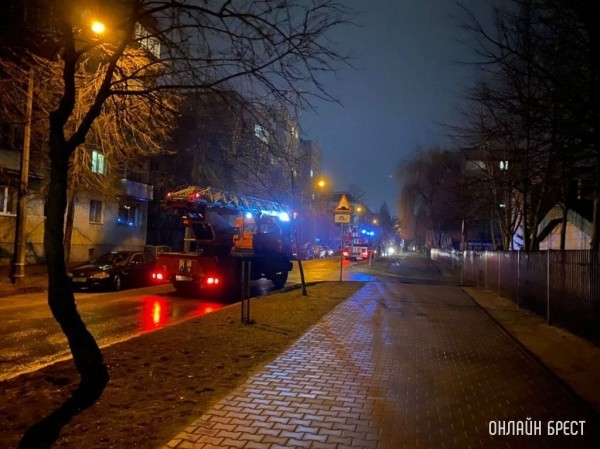 Спасательная техника может идти на таран, если машина преграждает проезд во дворе? В МЧС ответили Спасательная техника может идти на таран, если машина преграждает проезд во дворе? В МЧС ответили