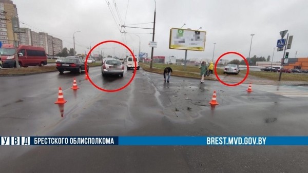 От удара автоледи выехала на тротуар. Подробности ДТП в Бресте на 28-го Июля От удара автоледи выехала на тротуар. Подробности ДТП в Бресте на 28-го Июля