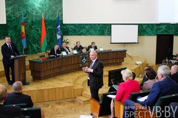 В Бресте планируется комплексно благоустроить 25 дворов, но есть «узкие места»