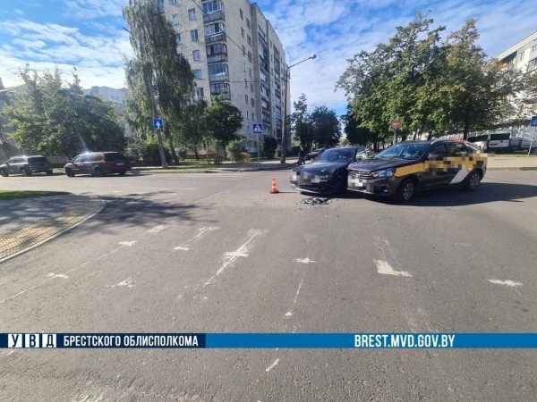 Утром в Бресте произошло ДТП с участием такси. Кто виноват? Утром в Бресте произошло ДТП с участием такси. Кто виноват?