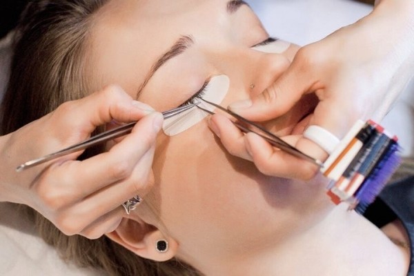 Девушка моргнула во время наращивания ресниц и осталась со склеенными веками Девушка моргнула во время наращивания ресниц и осталась со склеенными веками