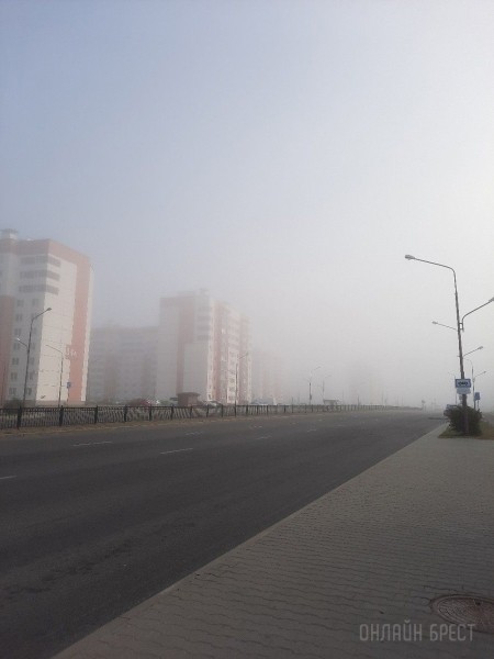 Читатель: Город в тумане. Таким было сегодняшнее утро в Бресте
Читатель: Город в тумане. Таким было сегодняшнее утро в Бресте