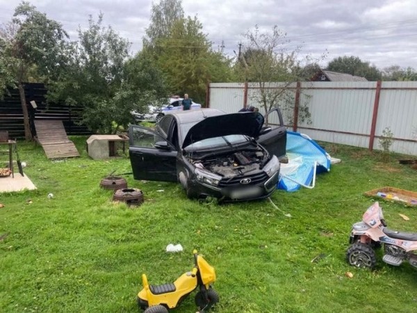 В Беларуси пьяный водитель пытался скрыться от патрульной машины и снес забор частного дома