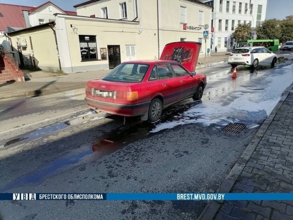 В Кобрине во время движения загорелась Audi В Кобрине во время движения загорелась Audi