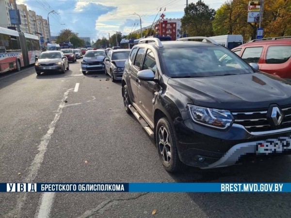 В Бресте столкнулись такси, «БМВ» и «Рено» В Бресте столкнулись такси, «БМВ» и «Рено»