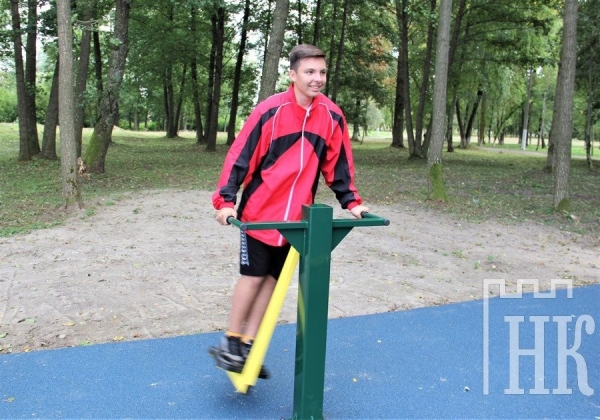 В Каменце открыли площадку с уличными тренажерами В Каменце открыли площадку с уличными тренажерами